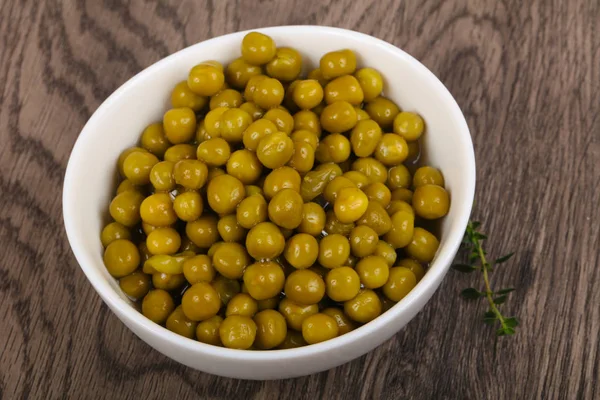 Guisantes en vinagre en el plato —  Fotos de Stock