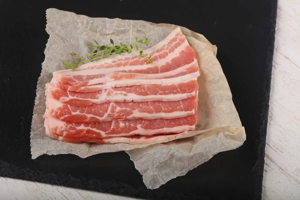 Rå skivad bacon — Stockfoto