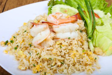 Karidesli kızarmış pirinç.