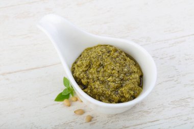 Pesto sos kabın içinde