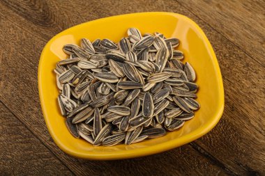 Kabın içinde ayçiçeği tohumu