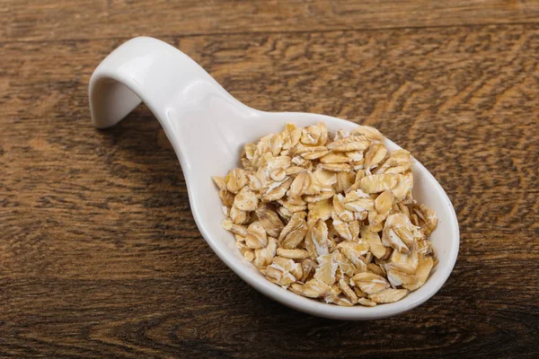 Kabın içinde çiğ yulaf ezmesi