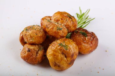 Genç fırında patates