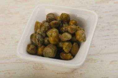 Kabın içinde turşu Kapari