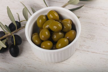 kabın içinde yeşil zeytin