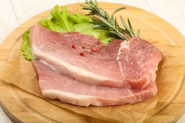 pişmemiş domuz biftek