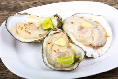 Limonlu çiğ istiridye