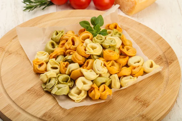 Pastas crudas de tortellini —  Fotos de Stock