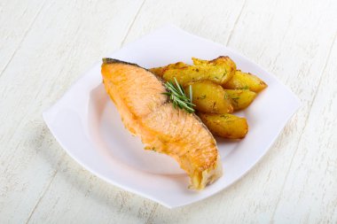 Patates pişmiş somon