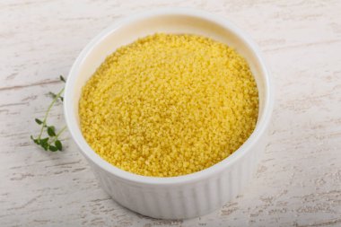 Kabın içinde ham kuskus 