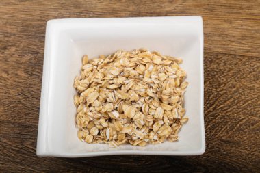 Kabın içinde çiğ yulaf ezmesi 