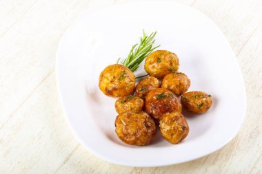 Genç fırında patates