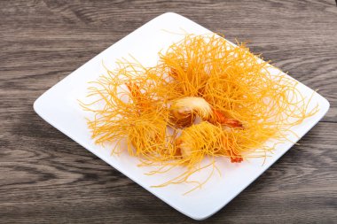 Erişte ve sarılı karides