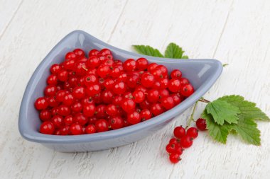 Kabın içinde kırmızı kuş üzümü 