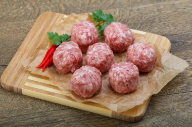 Doğrama kurulu üzerinde çiğ köfte