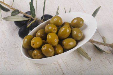 kabın içinde yeşil zeytin