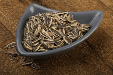 Kabın içinde ayçiçeği tohumu