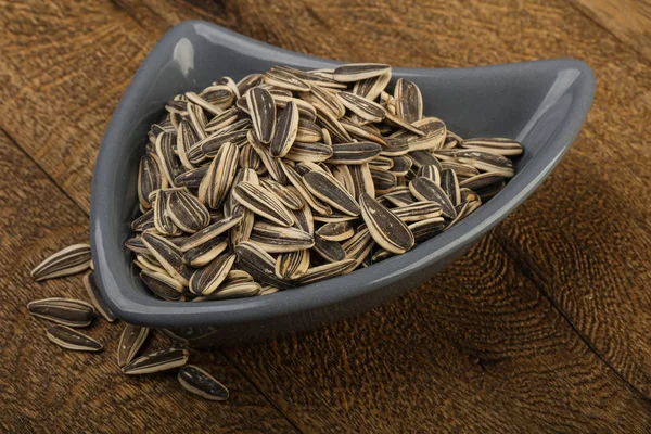 Kabın içinde ayçiçeği tohumu