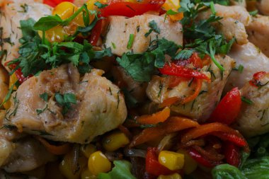 Mısır ile kavrulmuş tavuk