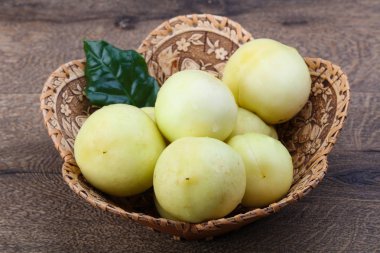 Kabın içinde olgun nektarin