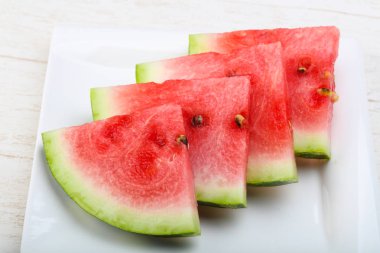 taze dilimlenmiş karpuz
