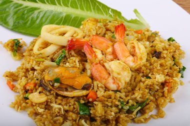 Kızarmış pilav ve deniz ürünleri.