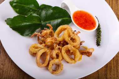 Kızarmış kalamar halkaları