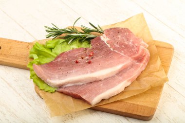 pişmemiş domuz biftek