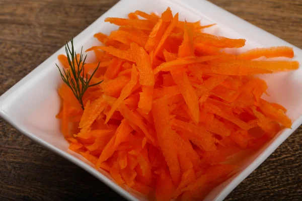 Разрезанная морковь в миске — стоковое фото