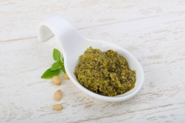 Pesto sos kabın içinde
