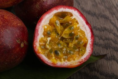 Tropikal ünlü tutku meyve