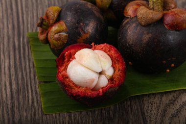 Taze olgun mangosteen