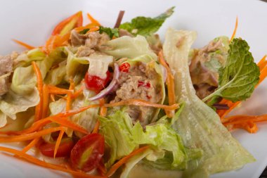 Lezzetli ton balıklı salata 