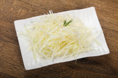 Kabın içinde rendelenmiş lahana