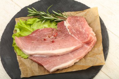 pişmemiş domuz biftek