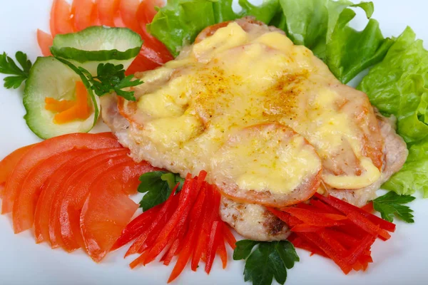 토마토와 치즈와 돼지고기 스테이크 — 스톡 사진