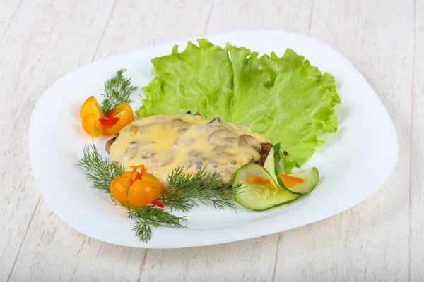 Peynir ve mantar soslu domuz eti