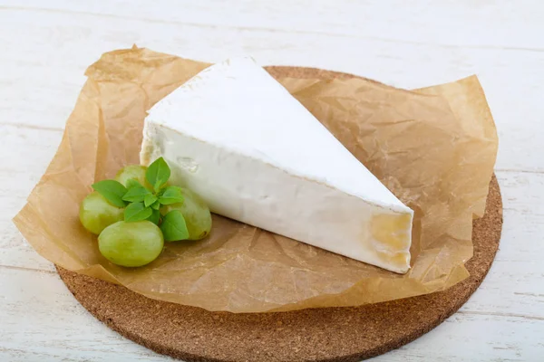 Delicioso queijo Brie — Fotografia de Stock