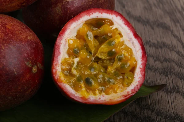 Тропічні відомі фрукти пристрасті — стокове фото