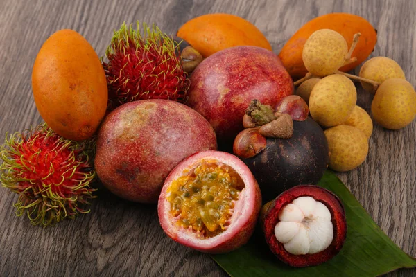 Mistura de frutas tropicais maduras — Fotografia de Stock