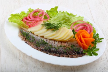 Patates ve soğan ile ringa balığı