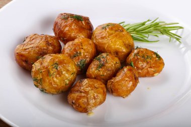 Genç fırında patates