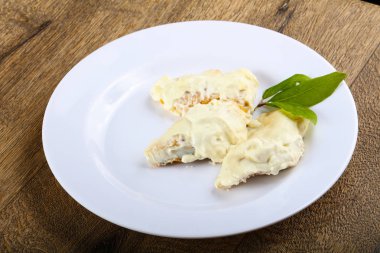 Krema soslu fırında levrek