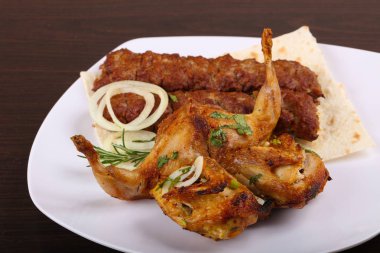 Sığır eti kebabı ve kızarmış bıldırcın