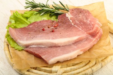 pişmemiş domuz biftek