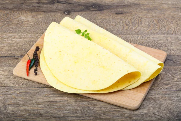 Tortilla på trä bakgrund — Stockfoto