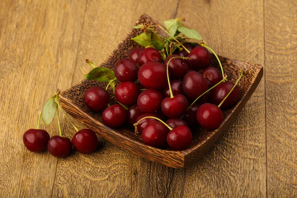 Cherry bessen in de kom — Stockfoto