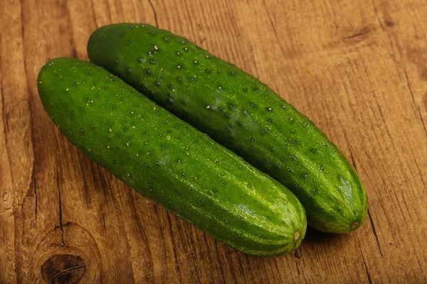 Twee groene komkommers — Stockfoto