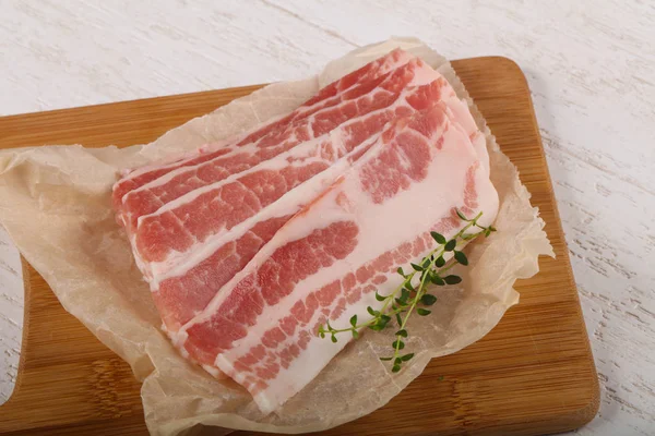 Bacon em fatias brutas — Fotografia de Stock