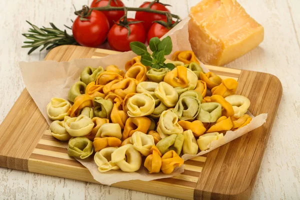 Rohe Pasta-Tortellini — Stockfoto